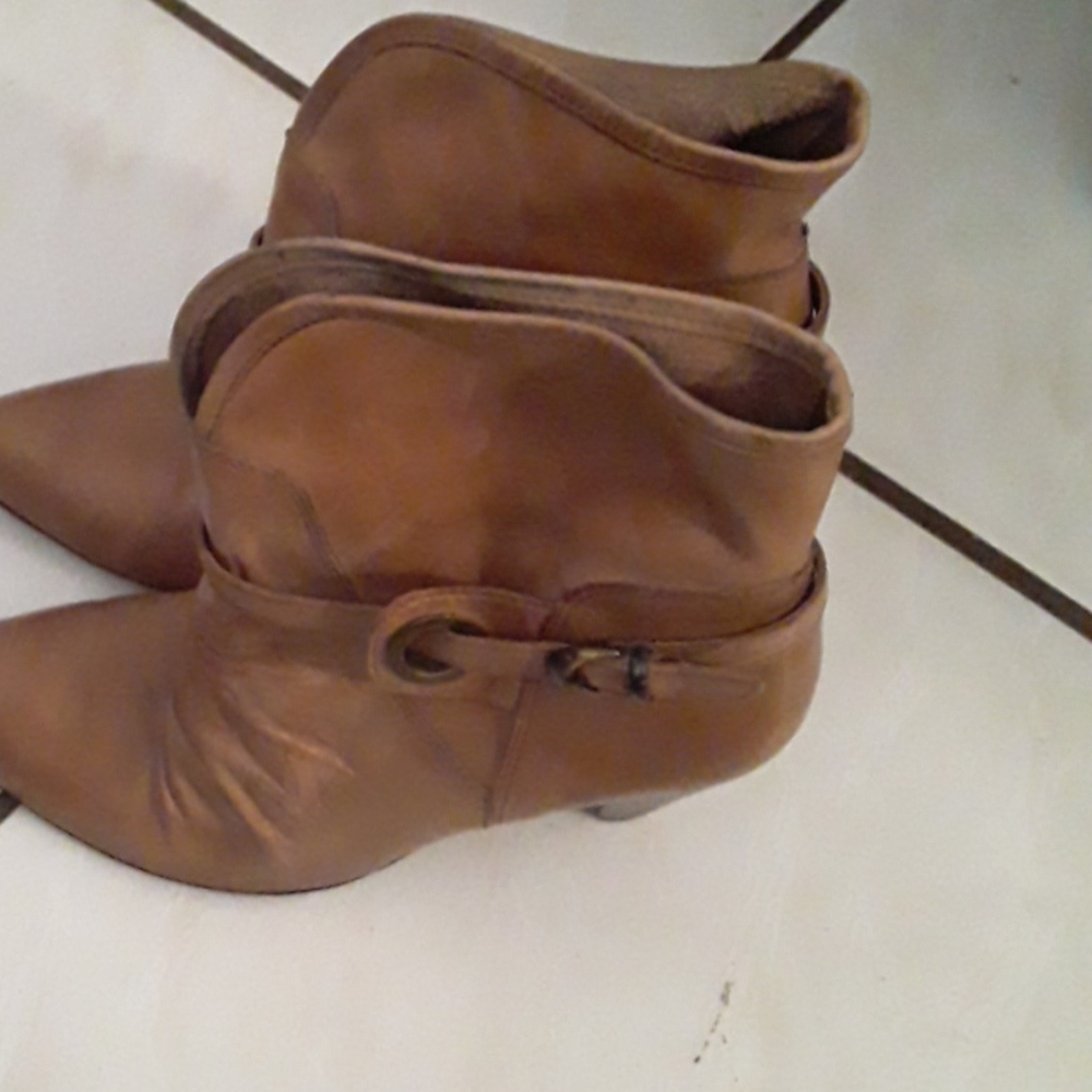 Carlos Boots - Picture 2 of 8